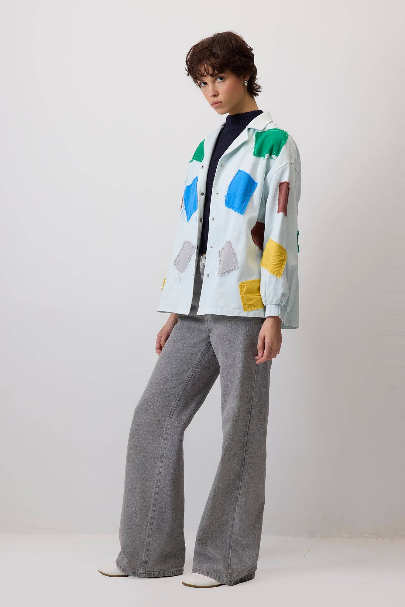 Giacca in gabardine con toppe colorate