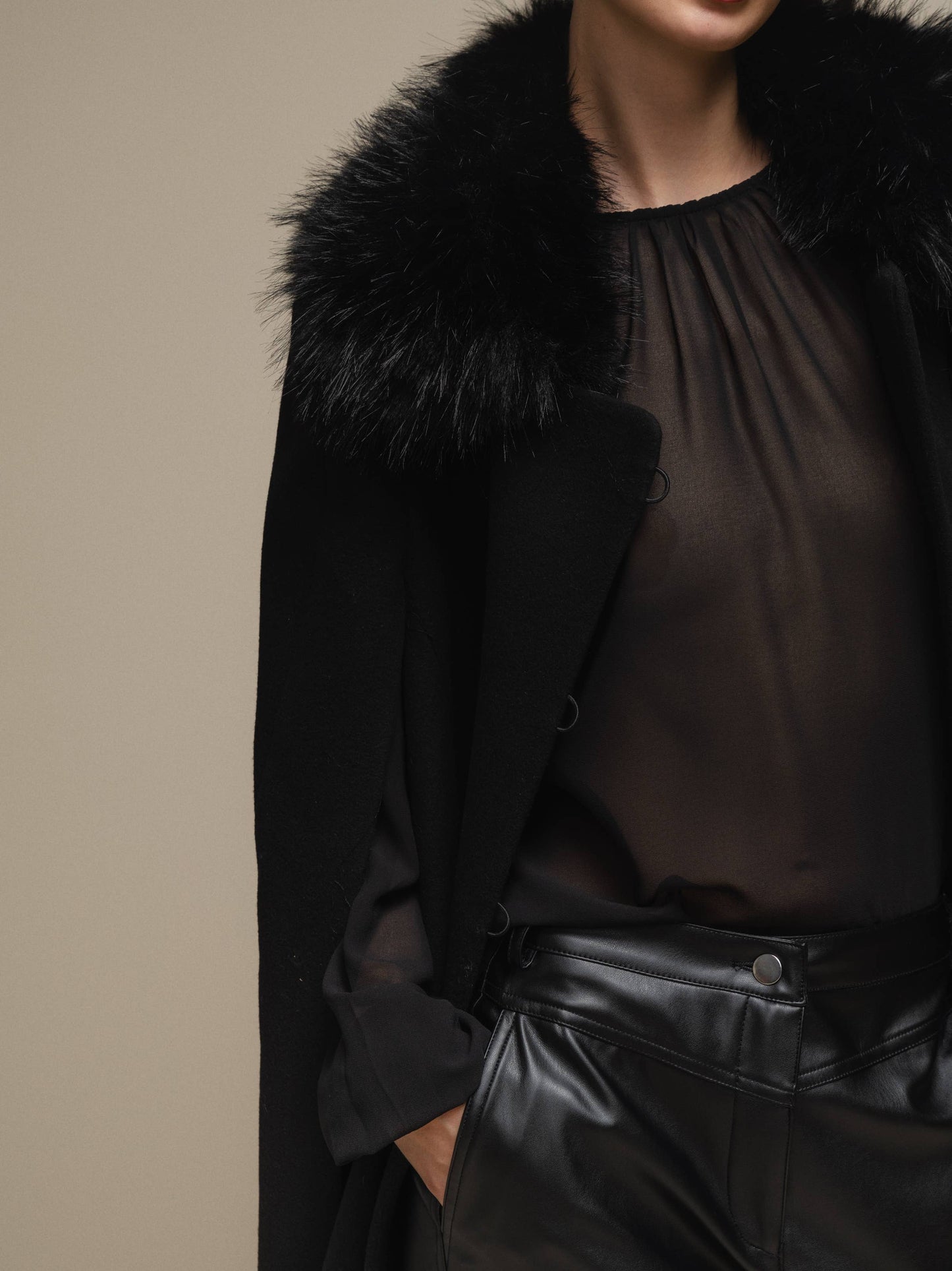 Mantella donna nera con collo in pelliccia