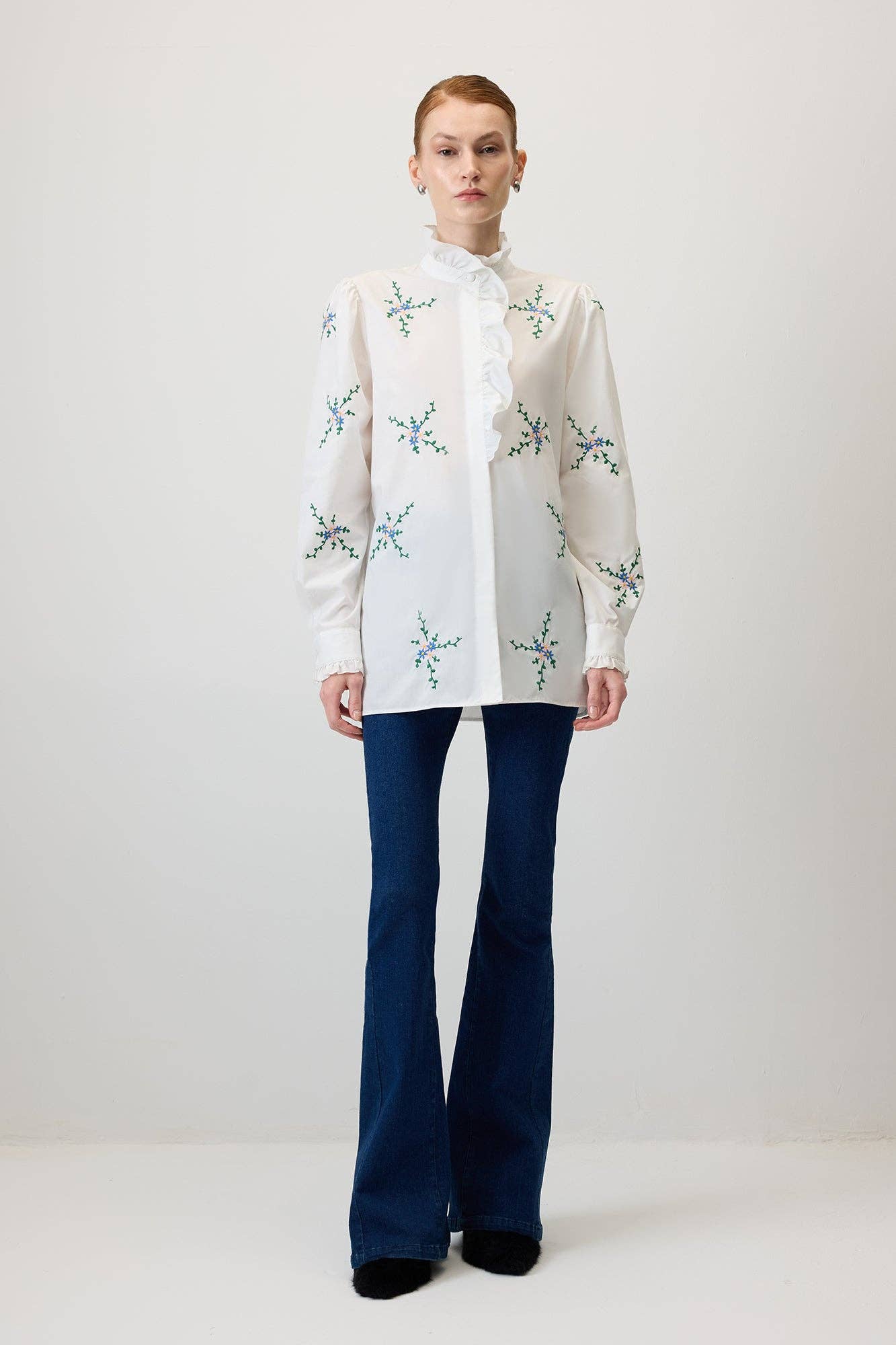 Camicia in popeline ricamata a fiori con volant