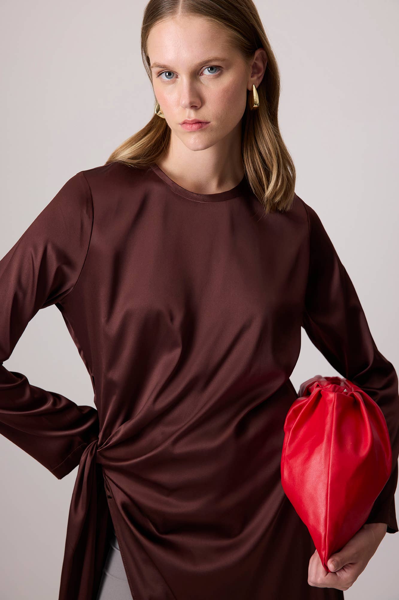 Abito midi in raso con nodo laterale