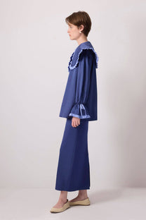 Camicia blu navy con maxi colletto a contrasto e volant