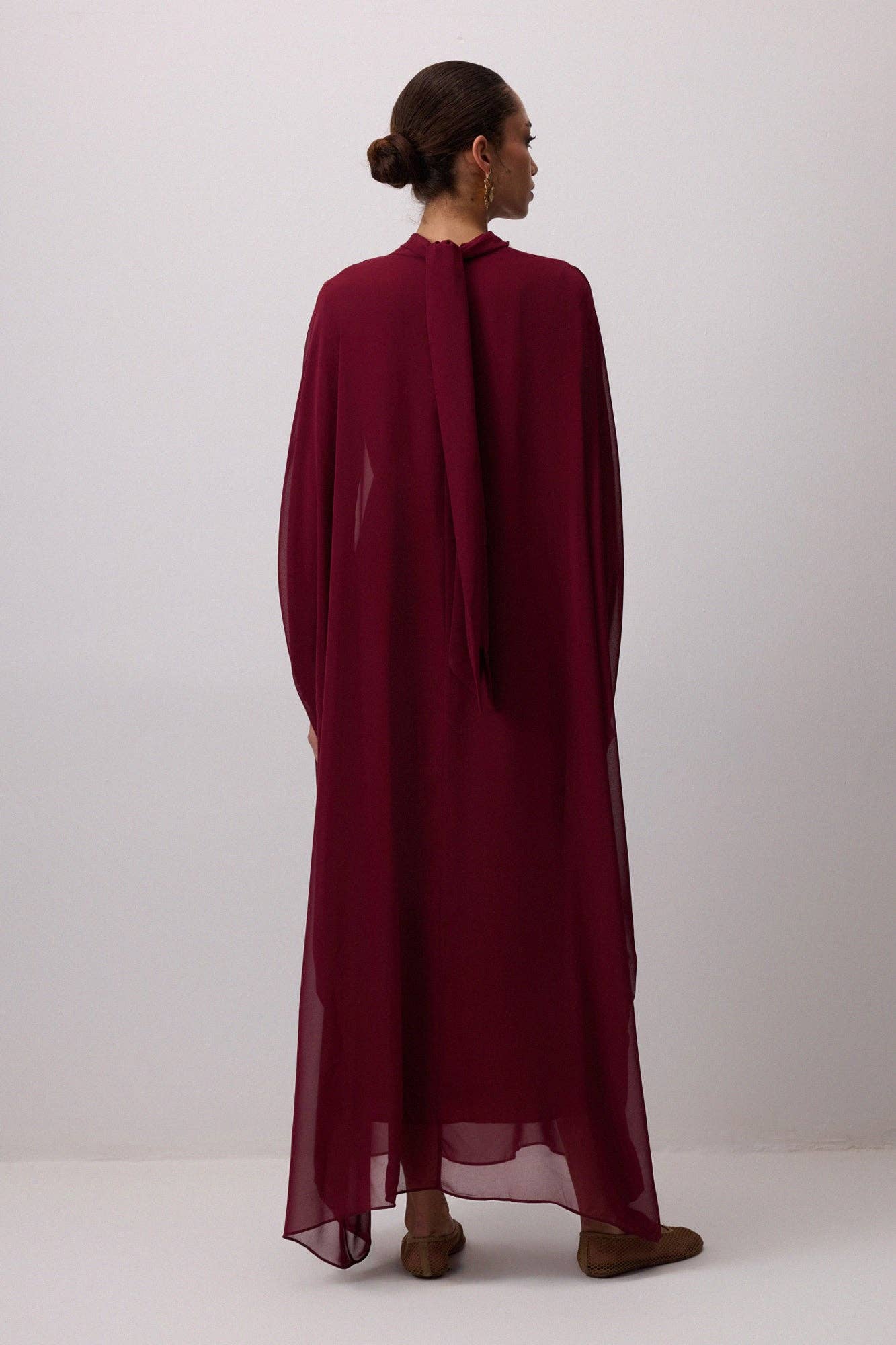 Abito in chiffon bordeaux con maniche a pipistrello