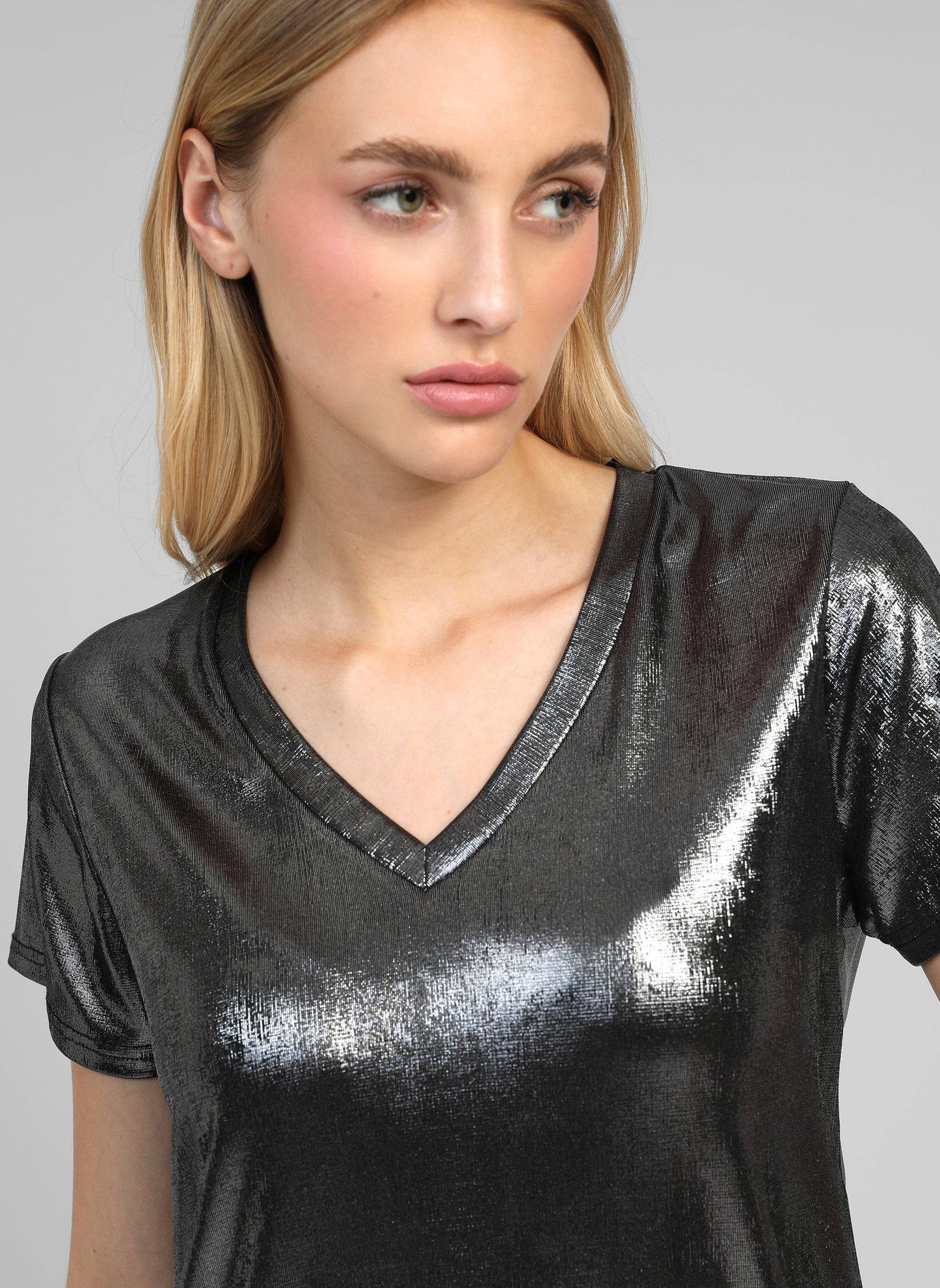 T-shirt metallizzata antracite con scollo a V