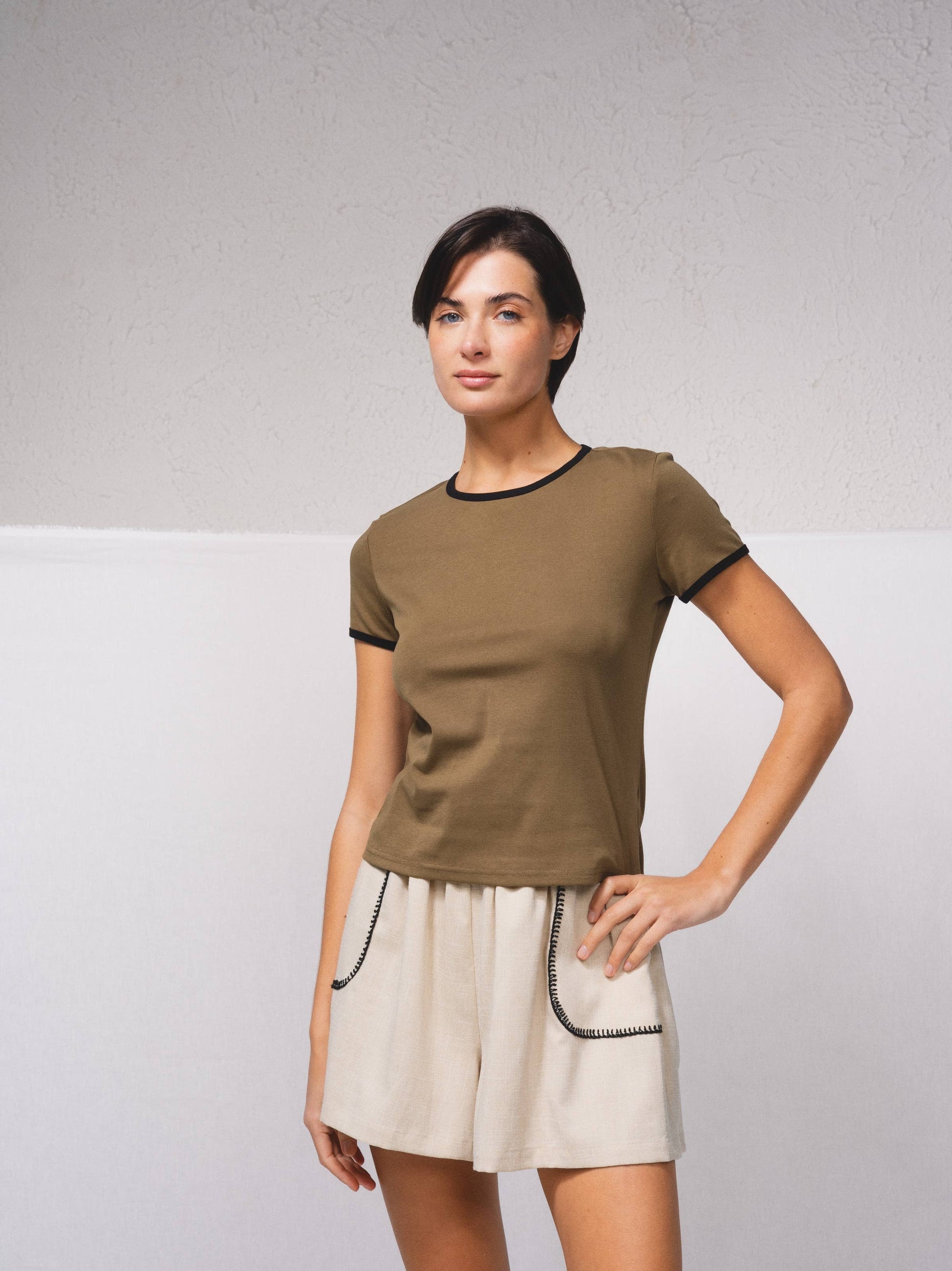 T-shirt bicolor con bordi a contrasto