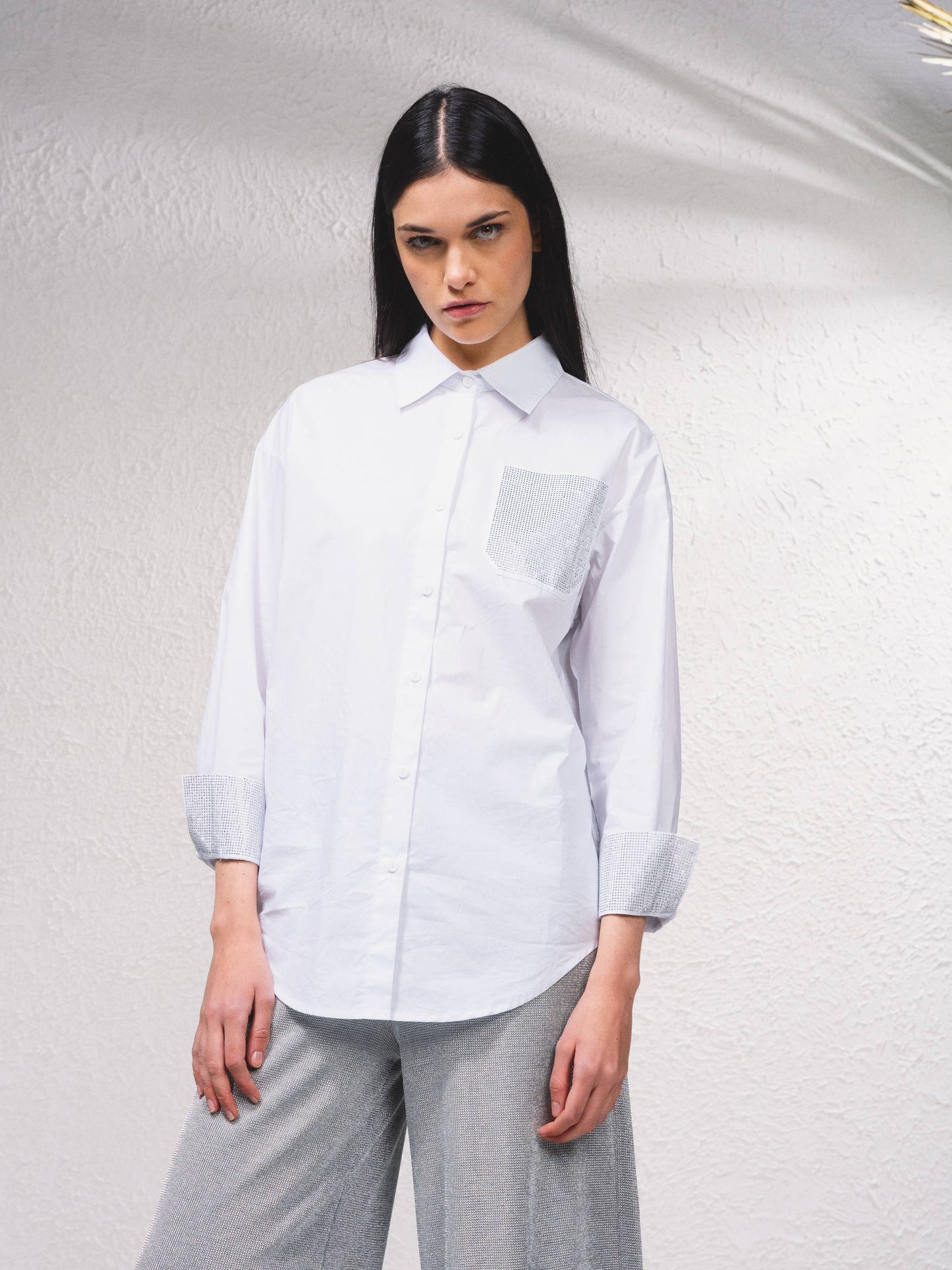 Camicia bianca in cotone con tasca glitter e perline