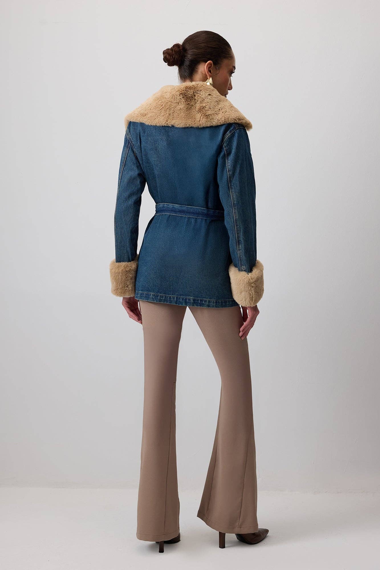 Giacca in denim con bordo in ecopelliccia
