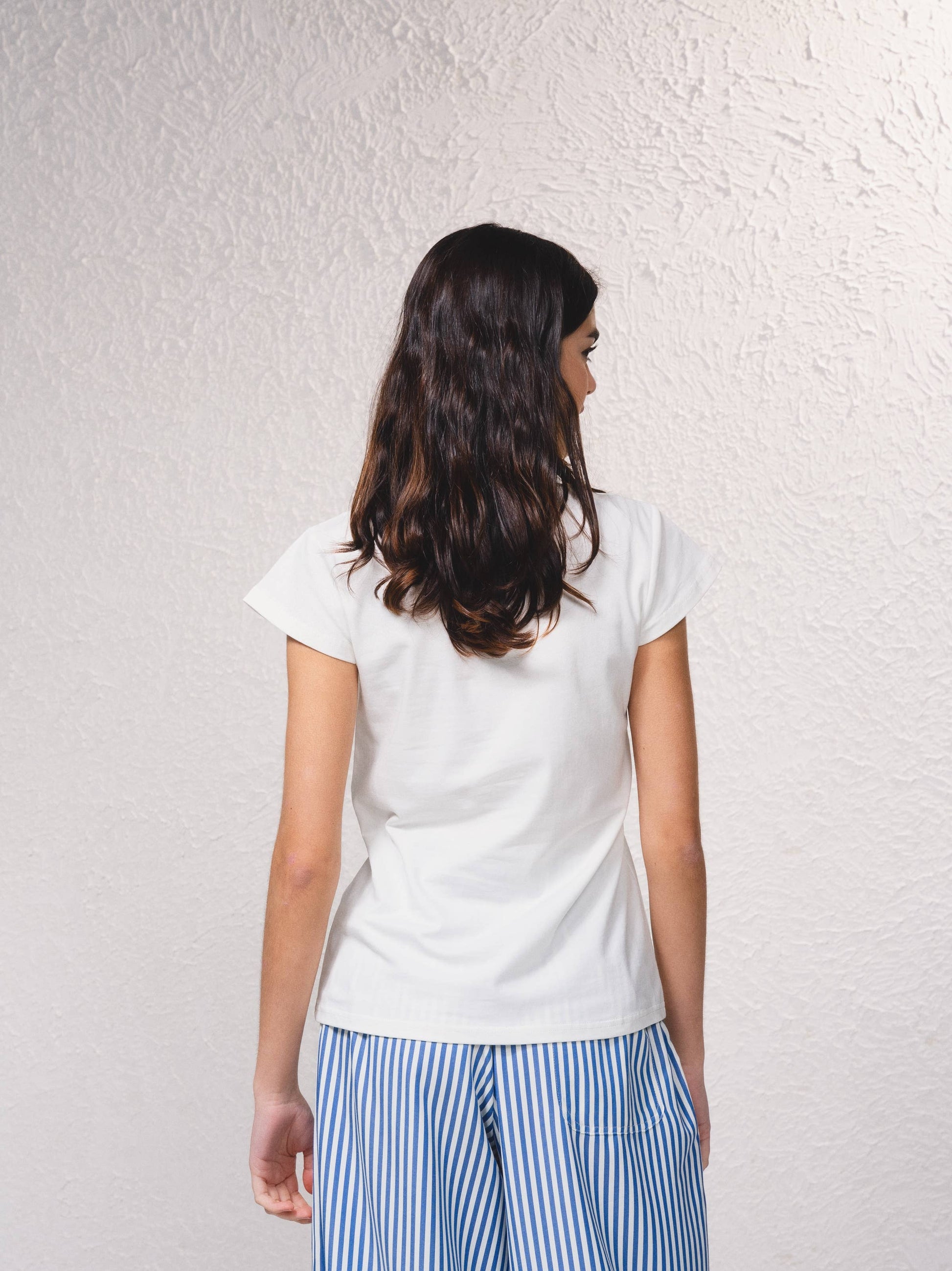 T-shirt aderente con applicazione floreale