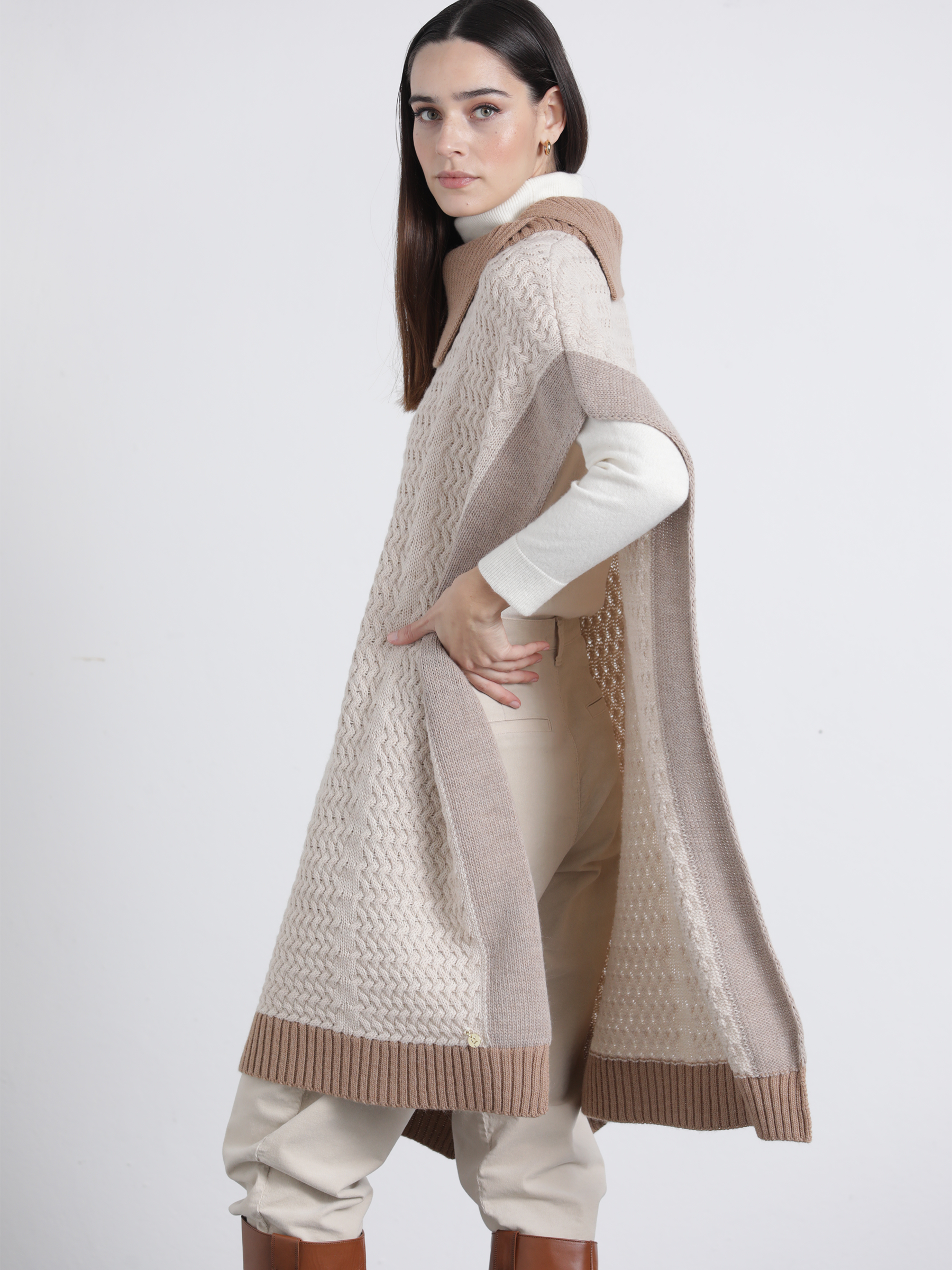Mantella in maglia bicolor con collo alto