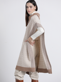 Mantella in maglia bicolor con collo alto