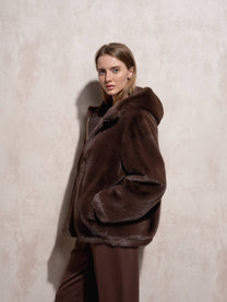 Cappotto corto in eco pelliccia con cappuccio