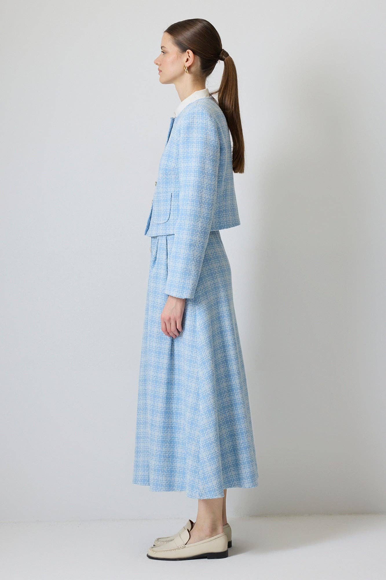 Completo in tweed di cotone con giacca corta e gonna midi