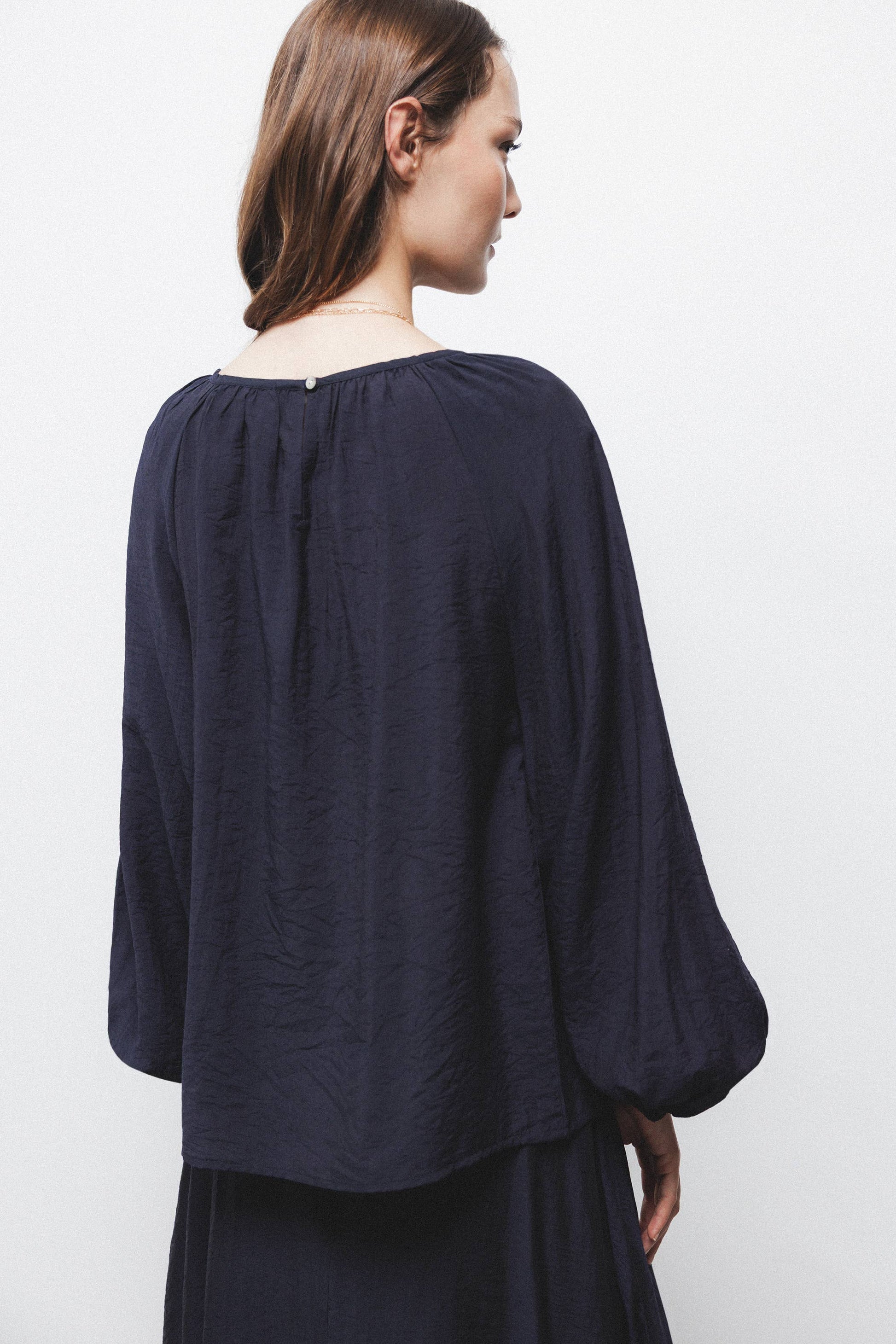 Blusa in tessuto effetto stropicciato con maniche a palloncino
