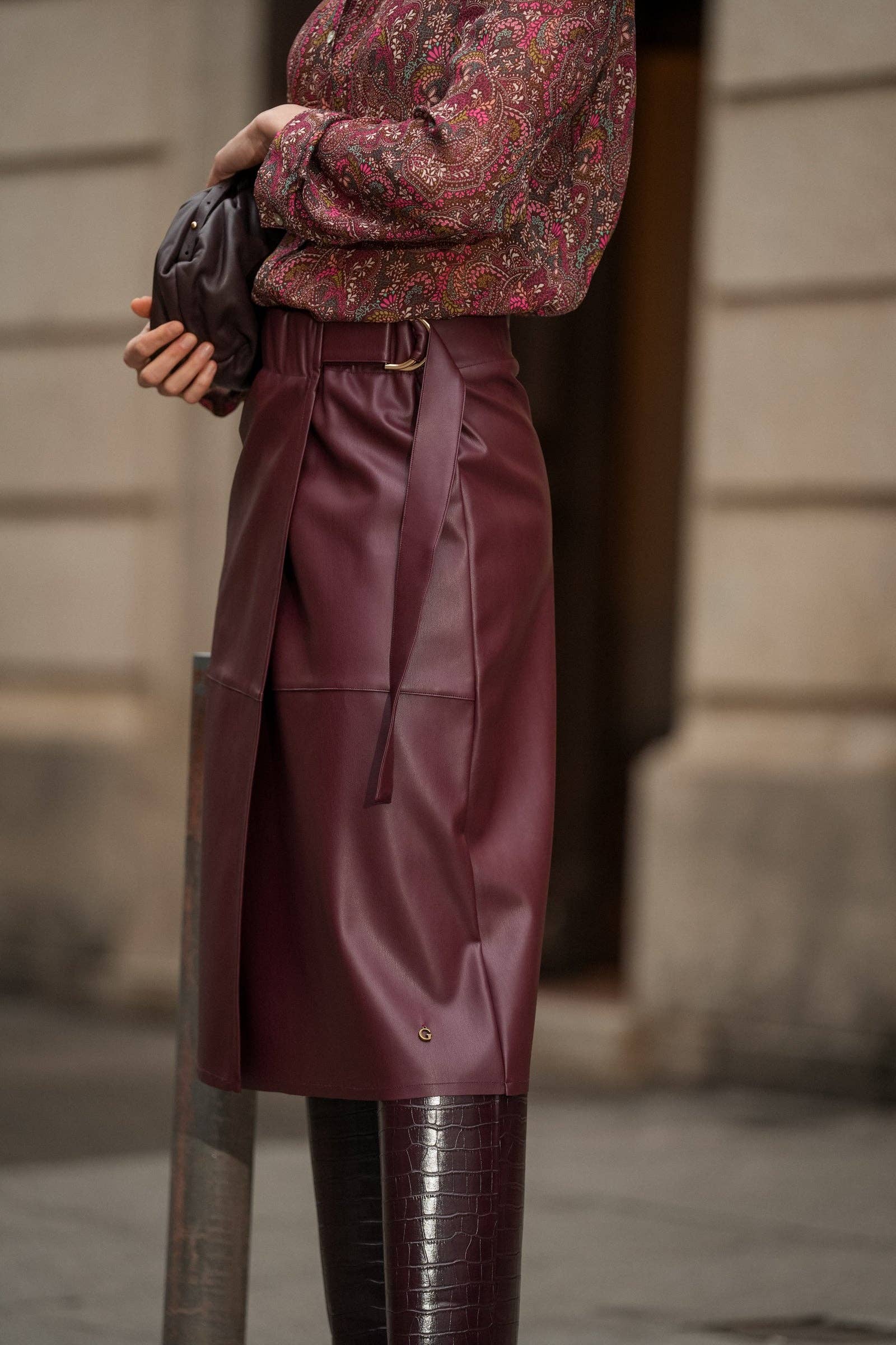 Gonna midi effetto pelle con cintura laterale