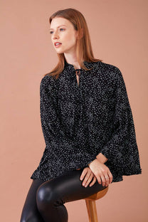 Blusa con balze stampata in viscosa