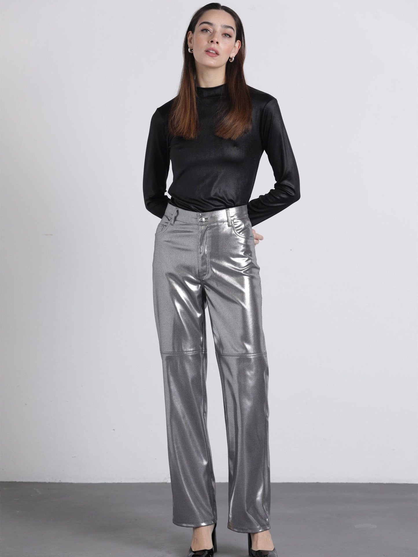 Pantaloni metallizzati argento a vita alta