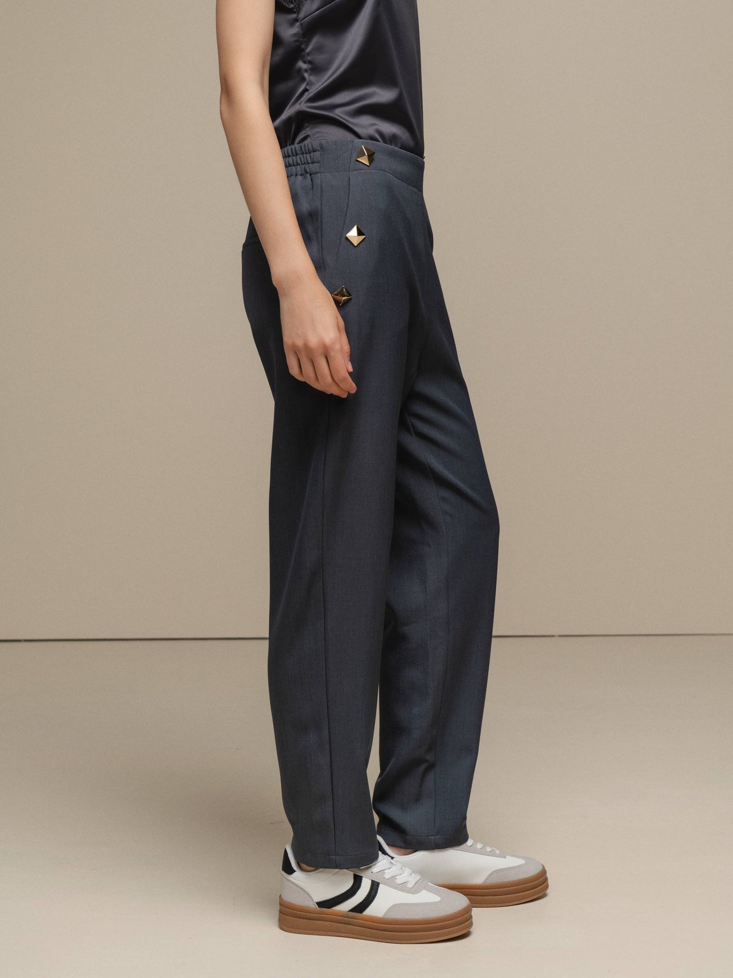 Pantaloni da donna eleganti con borchie
