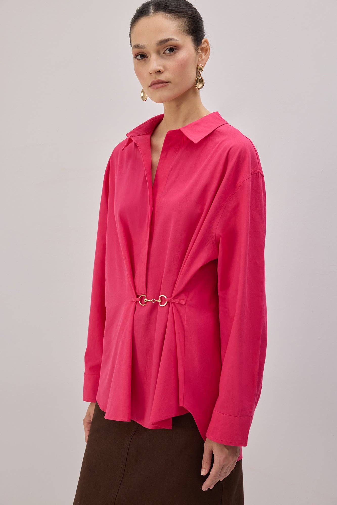 Camicia in popeline fucsia con accessori in metallo