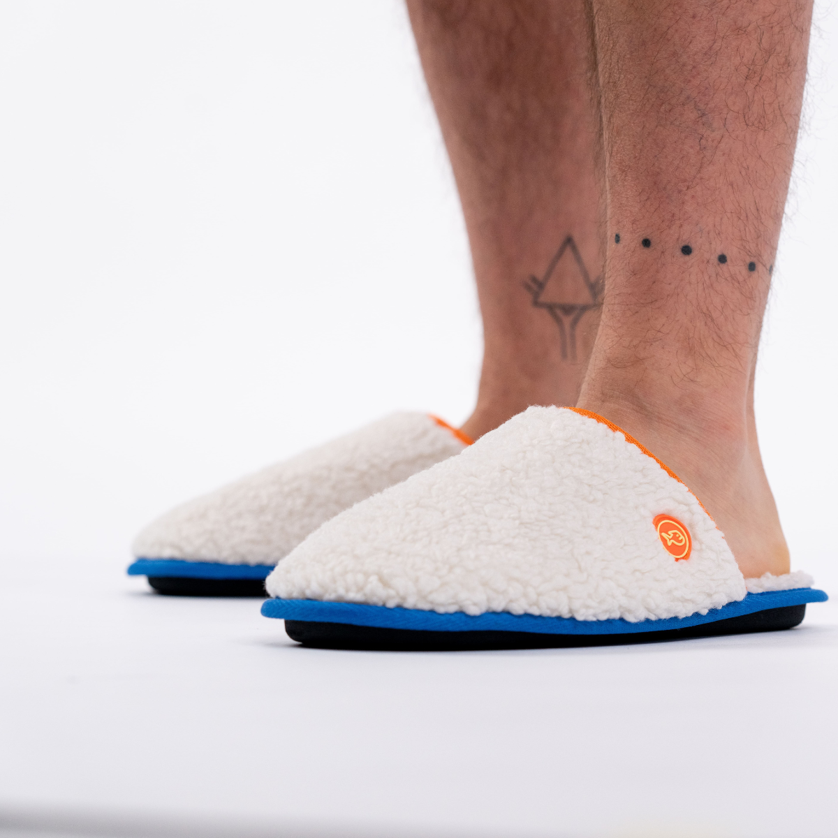 Pantofole in sherpa con dettagli arancioni e blu