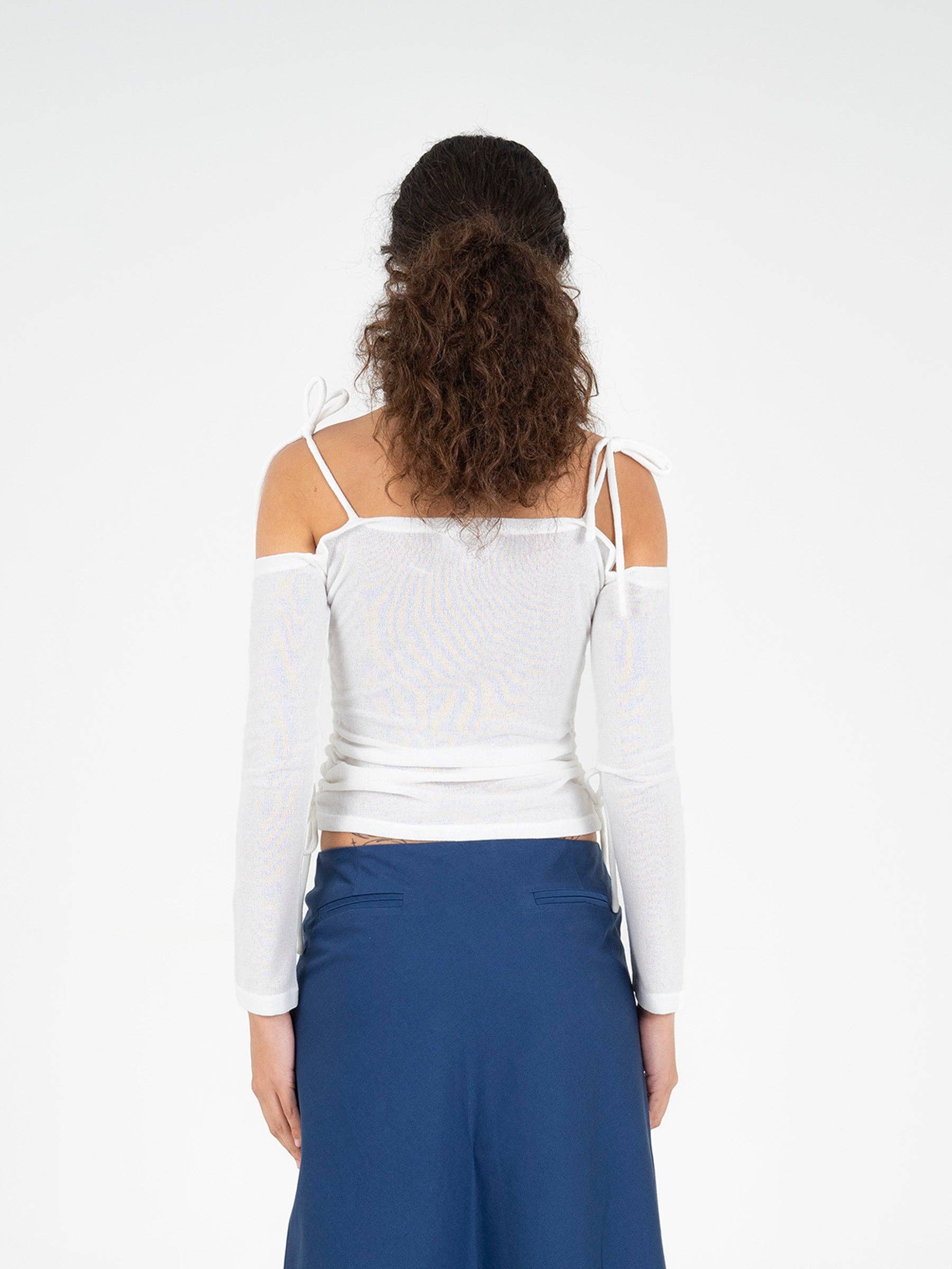 Top bianco aderente con spalle scoperte e lacci regolabili