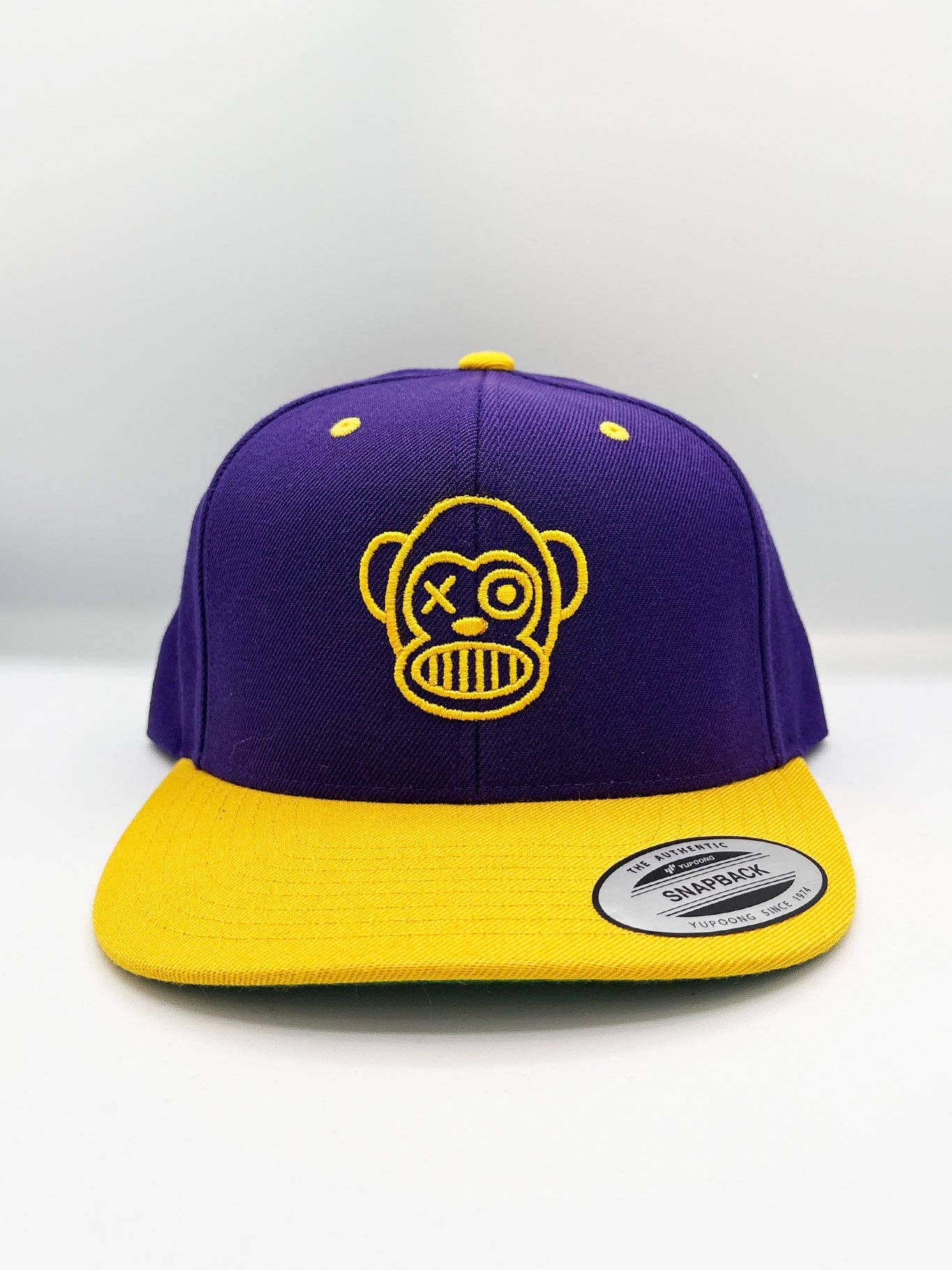 Cappellino snapback ricamato viola e oro