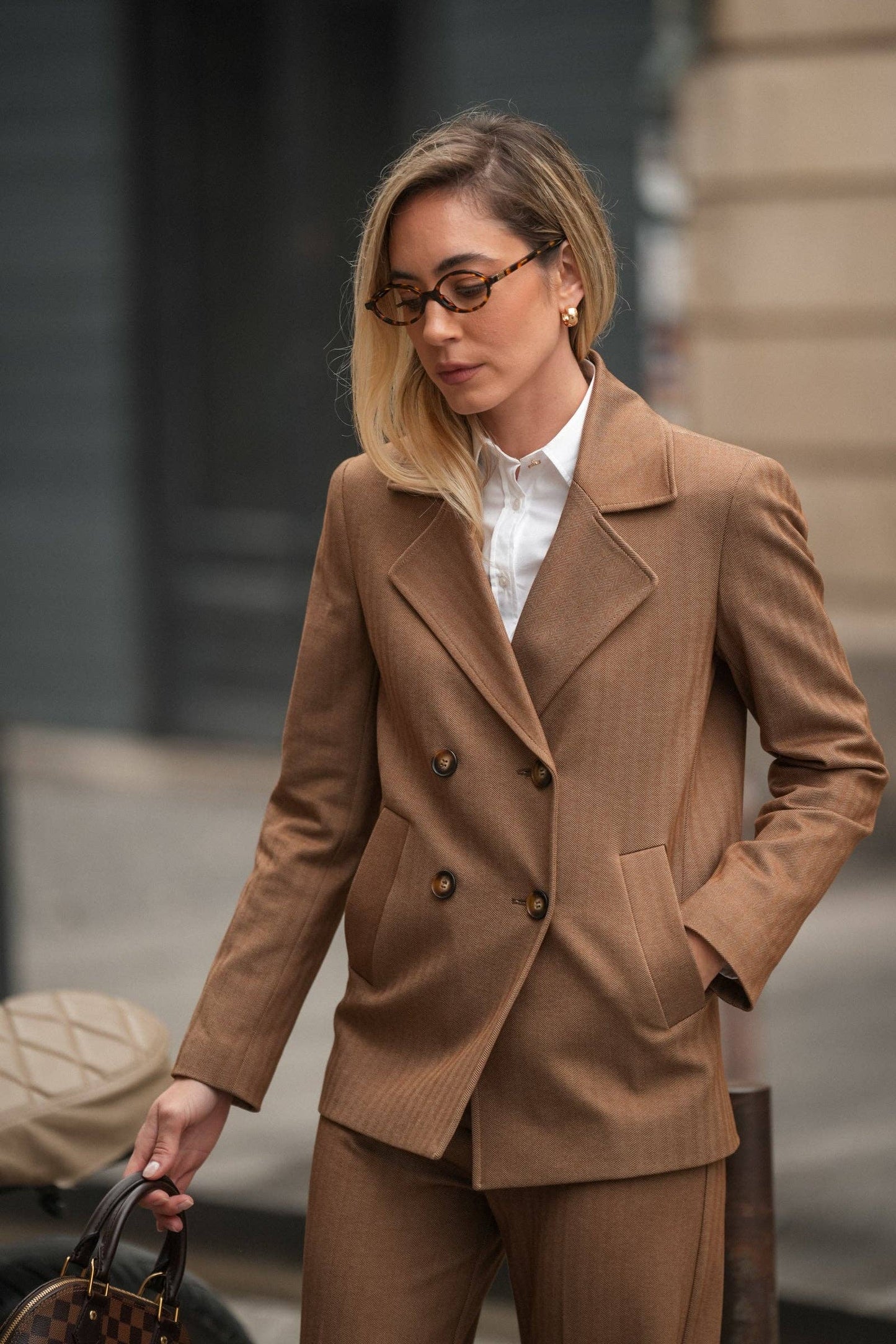 Blazer doppiopetto color cammello in tessuto stretch