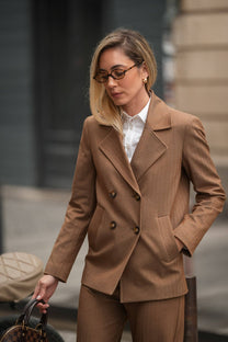 Blazer doppiopetto color cammello in tessuto stretch
