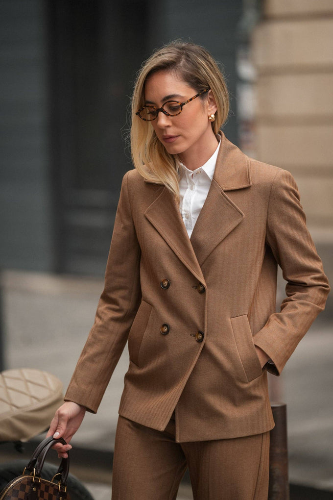 Blazer doppiopetto color cammello in tessuto stretch
