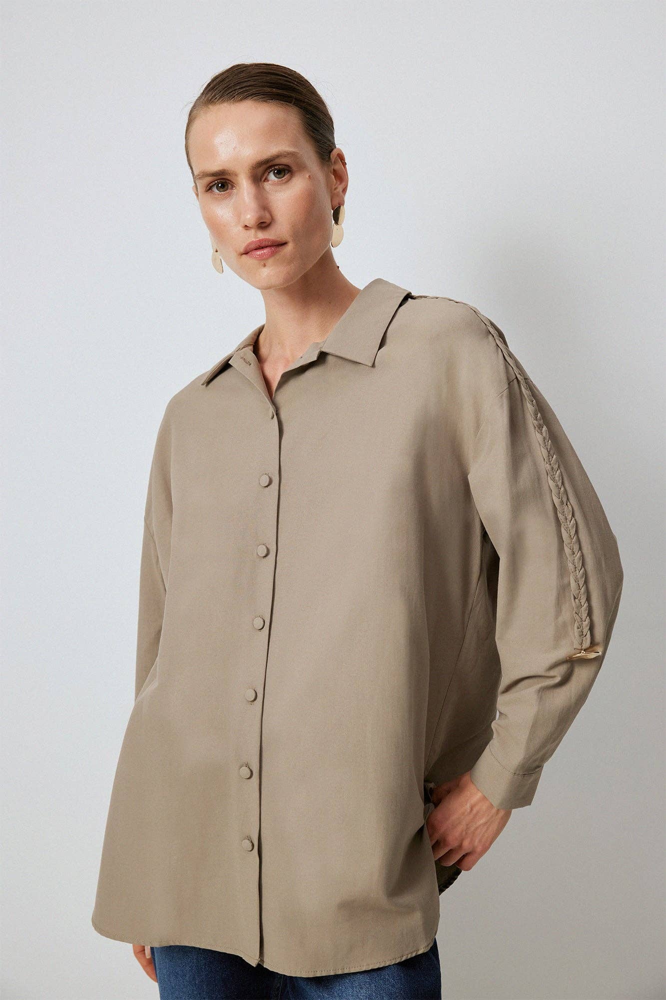 Camicia oversize con maniche ricamate in maglia
