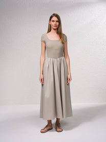 Abito midi beige con scollo quadrato e vita arricciata