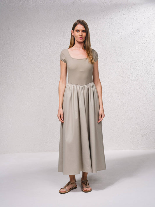 Abito midi beige con scollo quadrato e vita arricciata