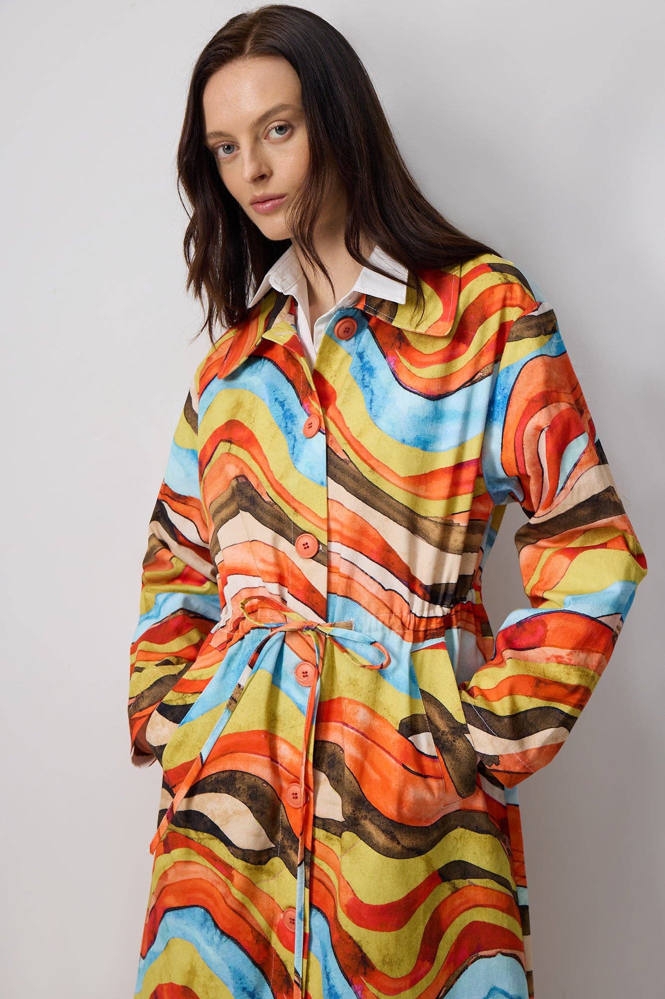 Trench coat in cotone con cintura e stampa astratta Colorwave