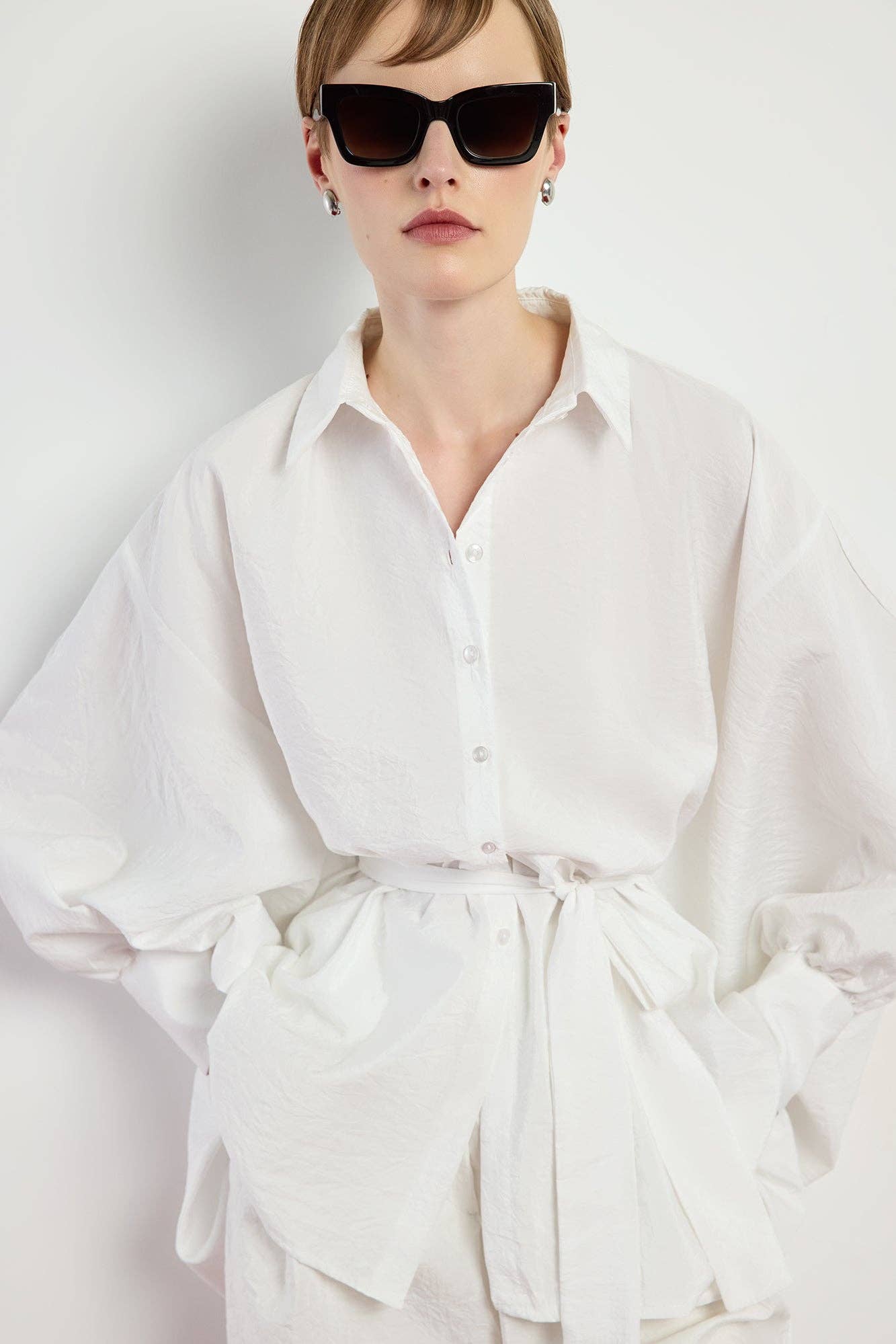 Camicia oversize in cupro con maniche a pipistrello e cintura