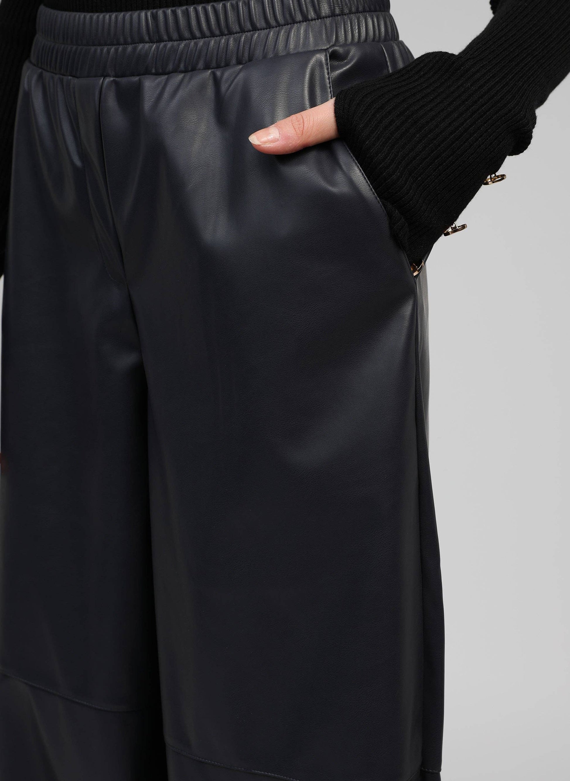 Pantaloni in similpelle blu marino a gamba ampia