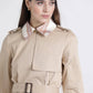Trench in gabardine beige con cintura e colletto a quadri