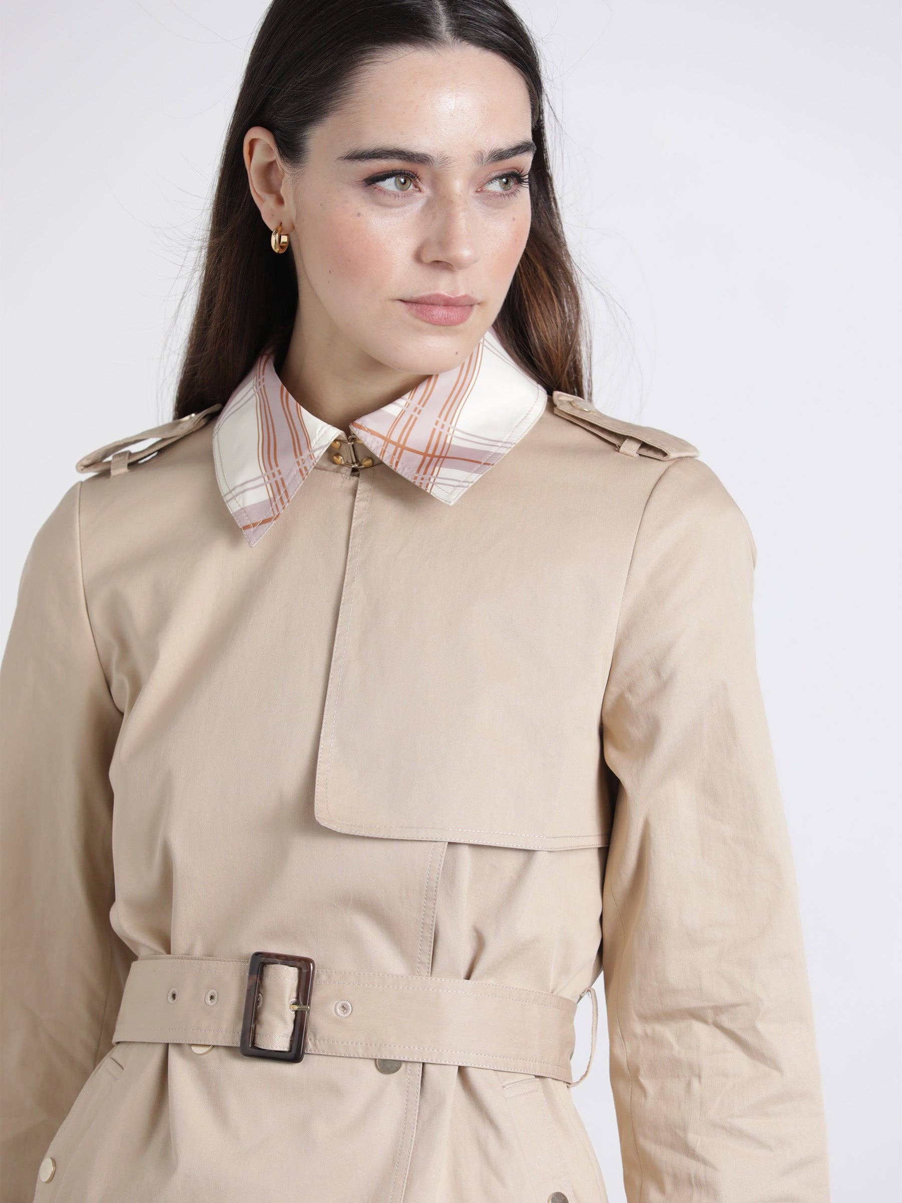 Trench in gabardine beige con cintura e colletto a quadri