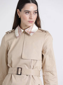 Trench in gabardine beige con cintura e colletto a quadri