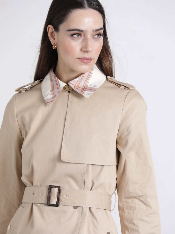 Trench in gabardine beige con cintura e colletto a quadri
