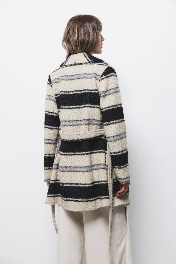 Cappotto bouclé intrecciato a righe con cintura