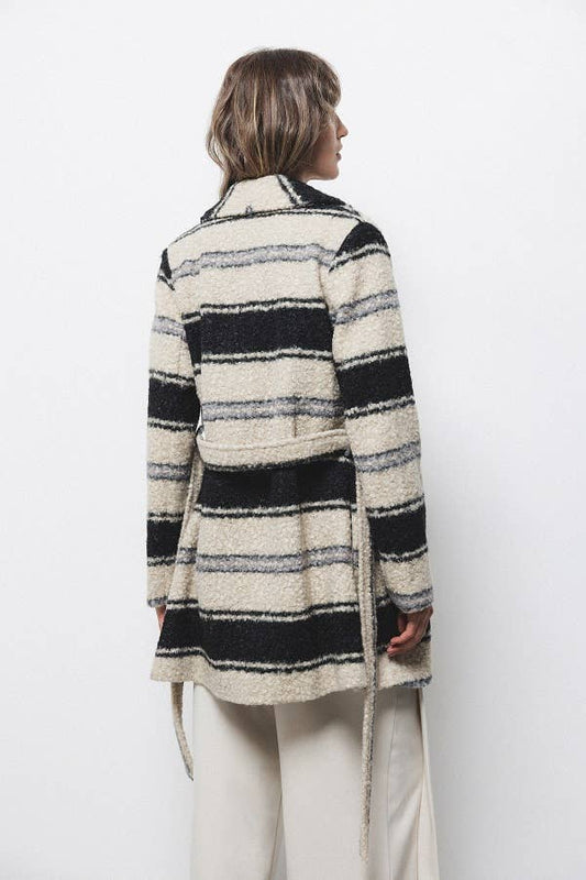 Cappotto bouclé intrecciato a righe con cintura