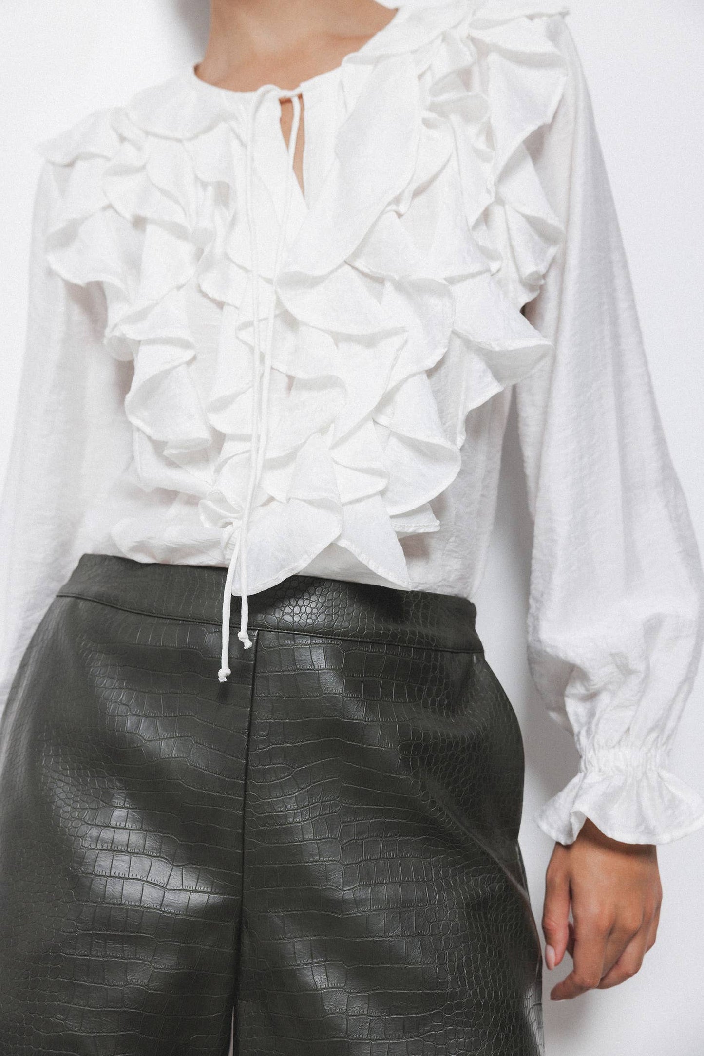 Blusa bianca con volant e laccio al collo