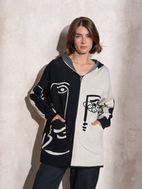 Cappotto cardigan in maglia con cappuccio e zip bicolor con stampa grafica