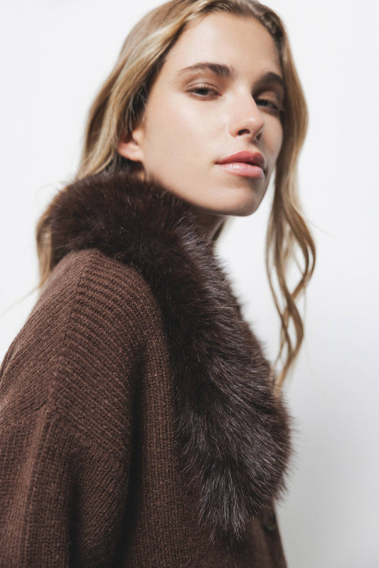 Cappotto in maglia rasata con collo in eco-pelliccia