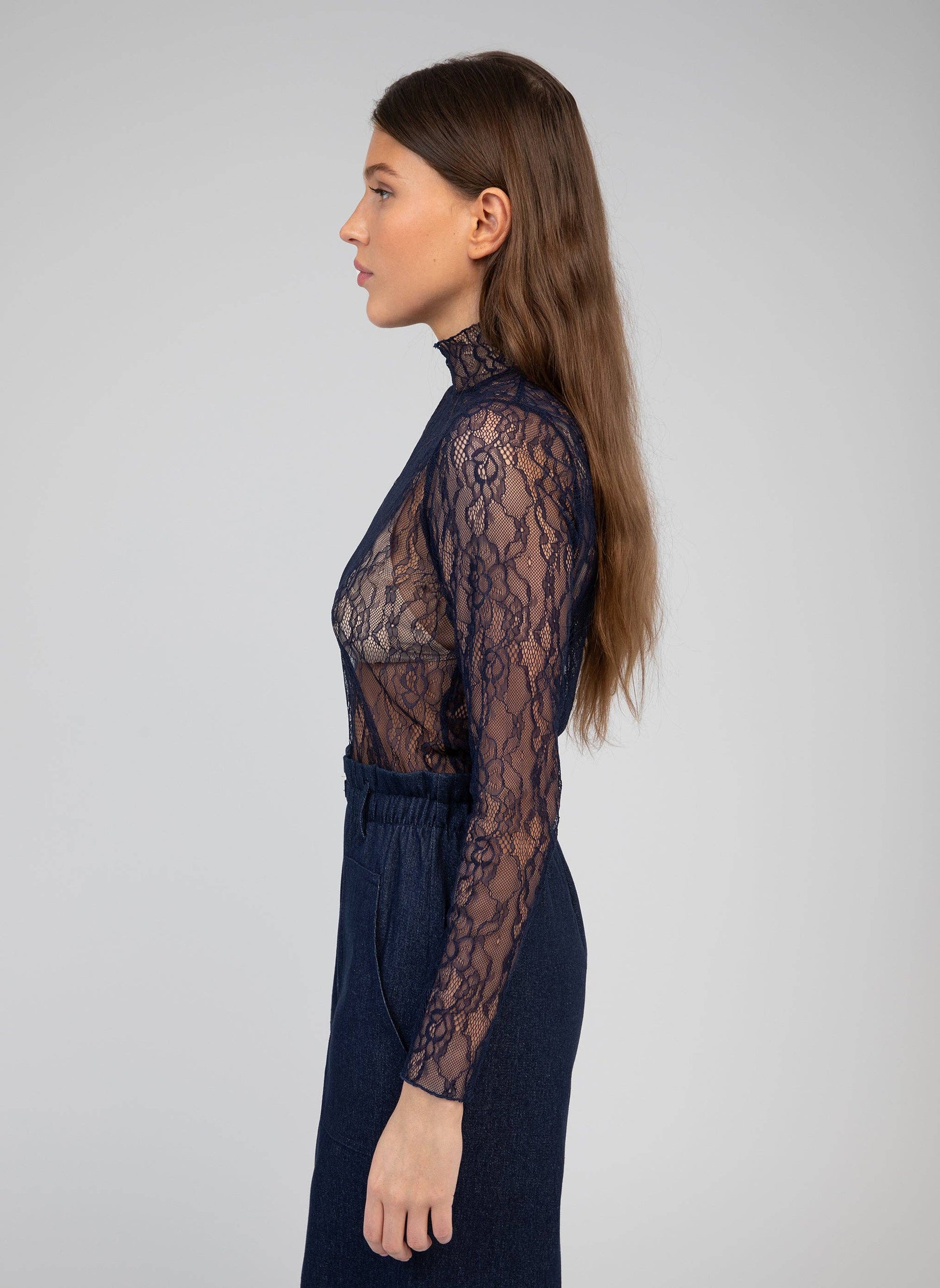 Top in pizzo a collo alto blu marino