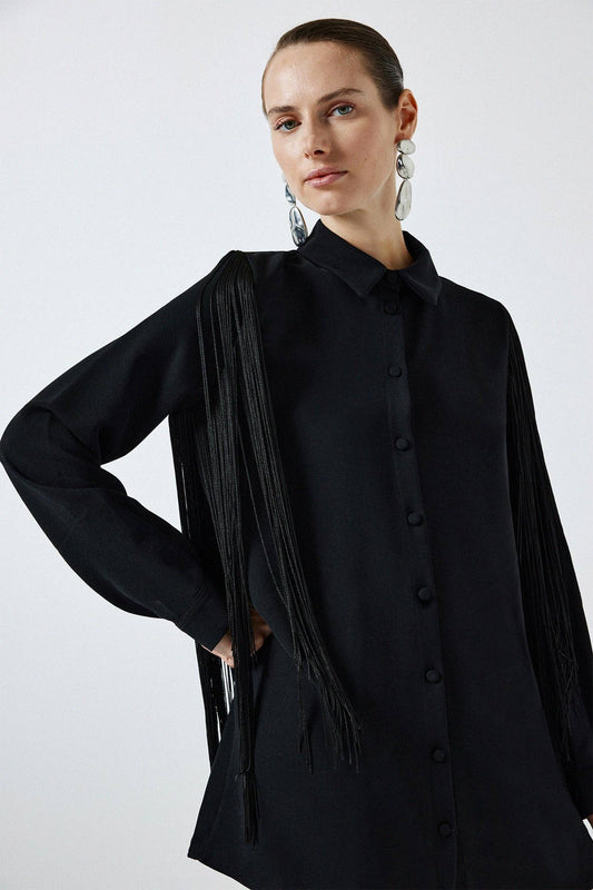 Camicia in crêpe nera con maniche a nappine