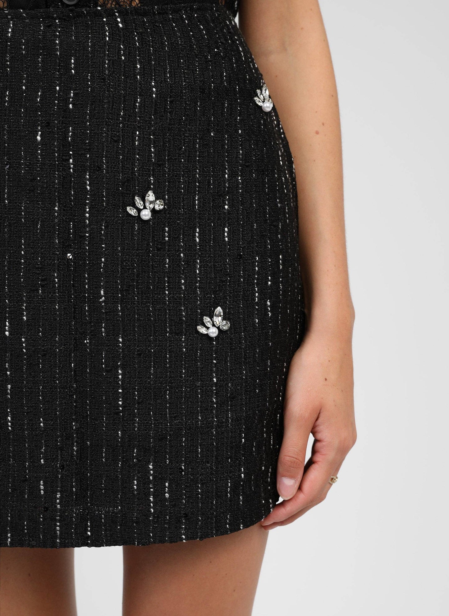 Gonna mini in tweed con strass e perle