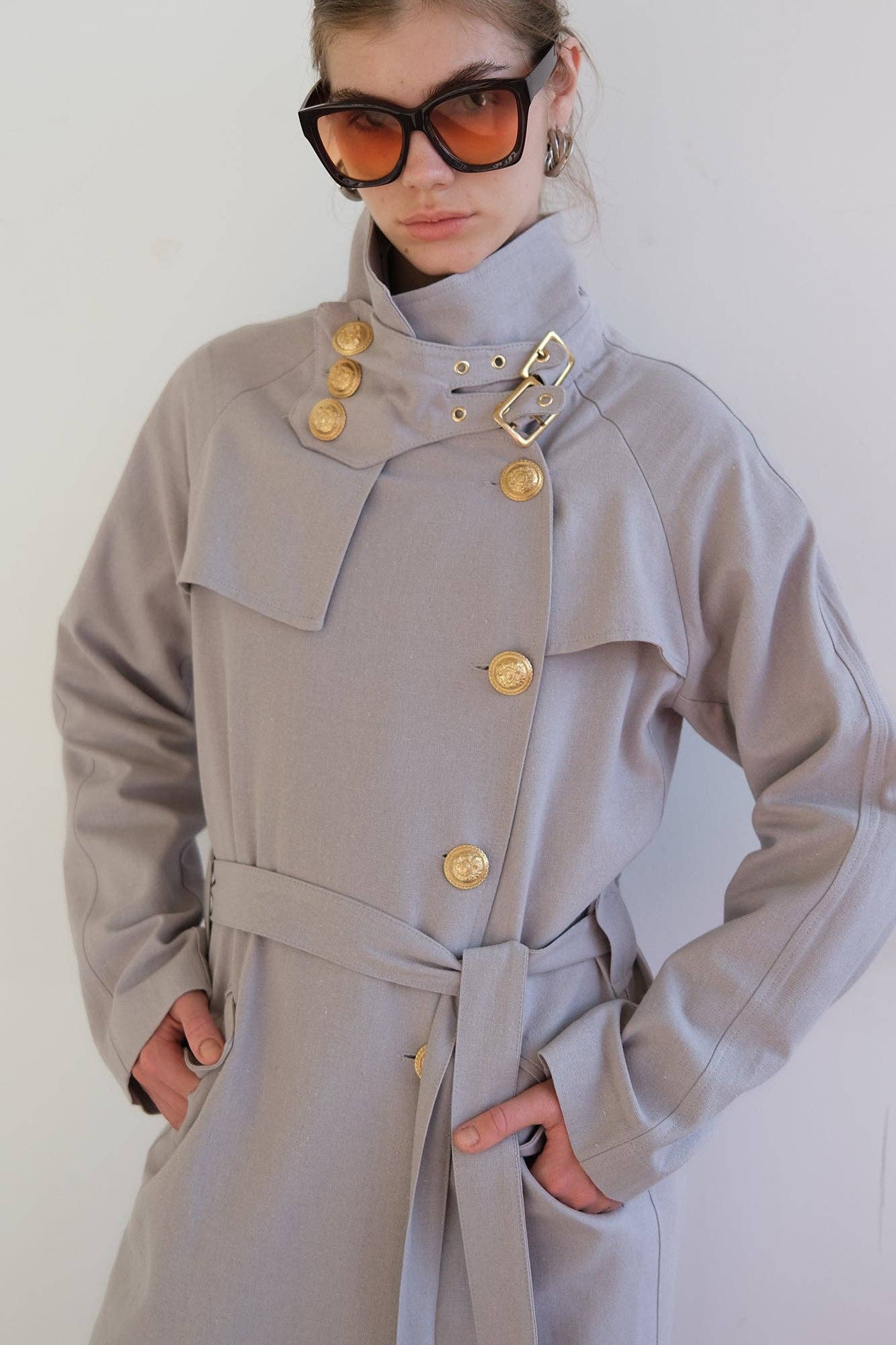 Trench coat doppiopetto in lino con bottoni dorati