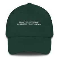 Cappellino dad in cotone organico con ricamo “I don’t need therapy”