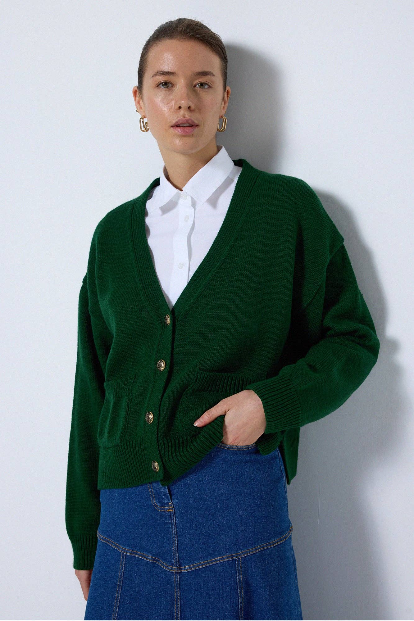 Cardigan in maglia verde con tasche e bottoni