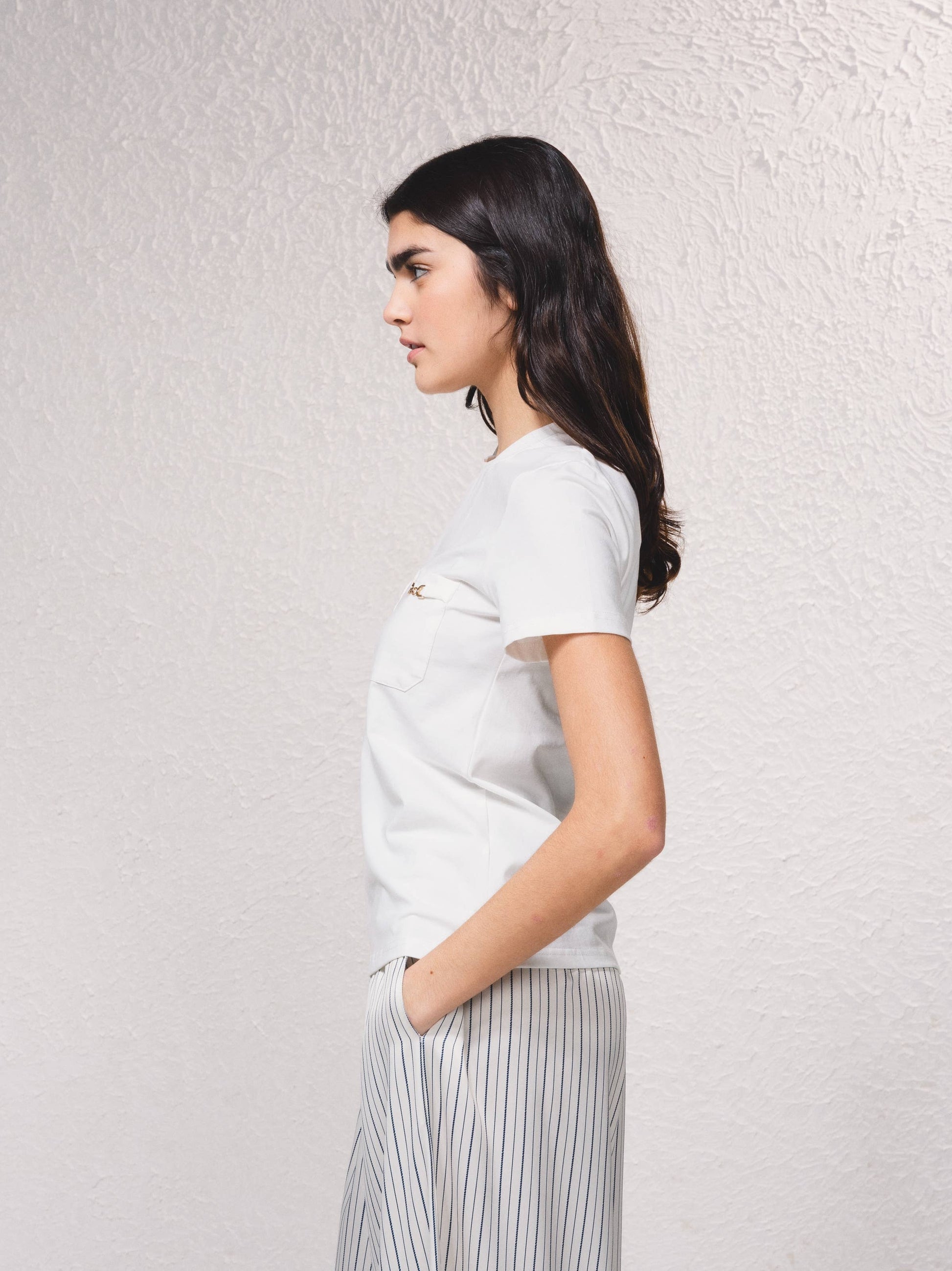 T-shirt aderente con tasche e dettagli a catena