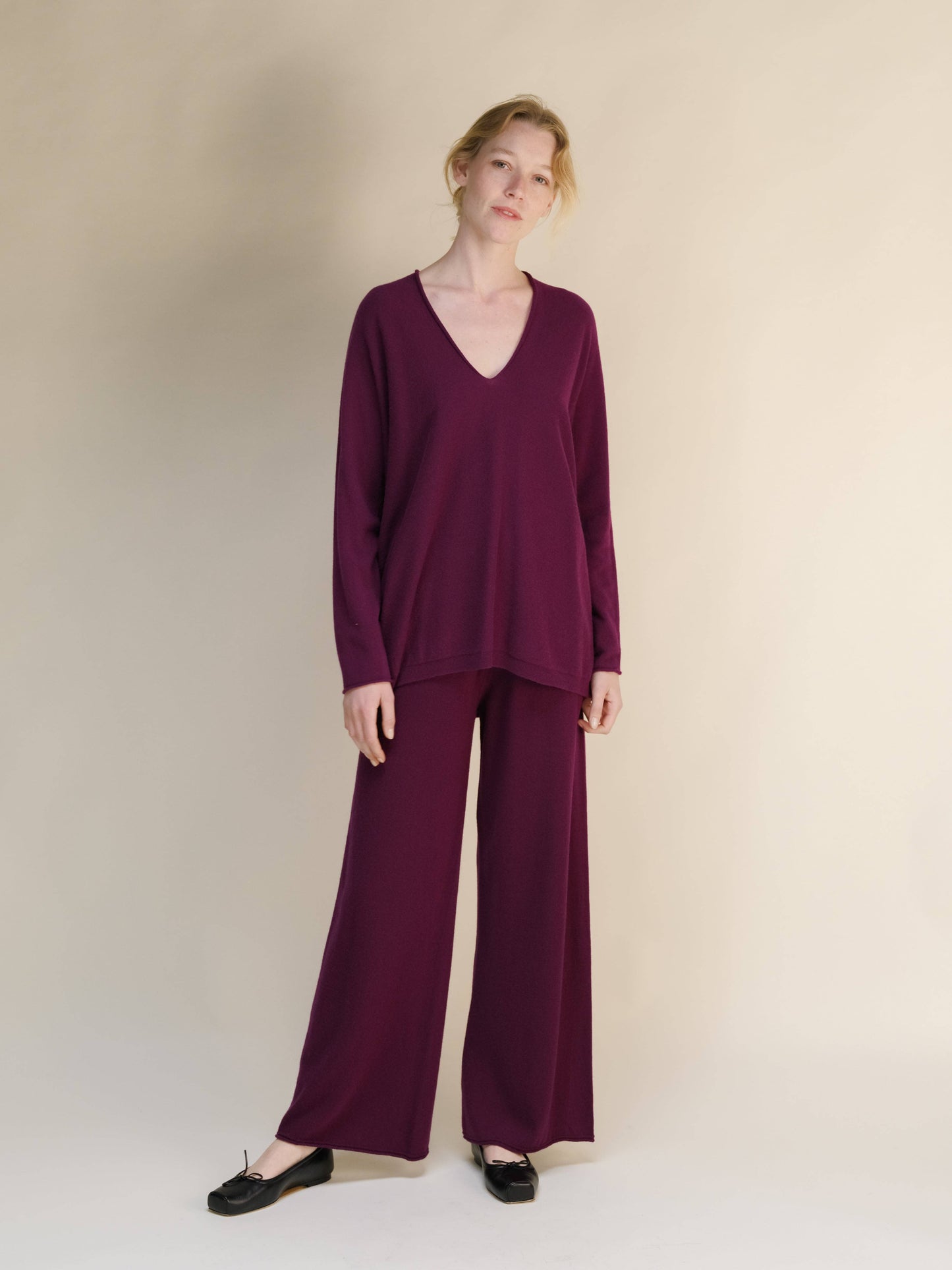 Maglione lungo con scollo a V profondo in misto cashmere
